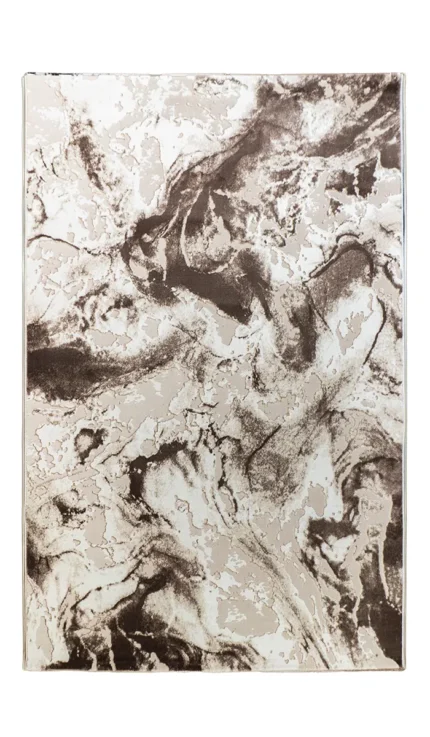 Covorul SOHO Brown Marble Flow impresionează printr-un design abstract fluid, inspirat din mișcarea naturală a marmurei în nuanțe calde. Tonurile de maro, bej și crem se împletesc armonios, creând o compoziție elegantă și echilibrată, perfectă pentru interioare primitoare și sofisticate. Modelul sugerează o mișcare organică, aproape picturală, care adaugă profunzime și textură fără a încărca vizual spațiul. Este ideal pentru amenajări moderne sau contemporane, unde se dorește o atmosferă relaxantă, dar cu personalitate. Se potrivește excelent în livinguri spațioase sau dormitoare confortabile, completând armonios mobilierul în tonuri naturale. Realizat dintr-o combinație rezistentă de 30% poliester și 70% polipropilenă, covorul oferă durabilitate ridicată și o textură plăcută la atingere. Firul cu înălțime de 10 mm asigură un confort optim, fiind potrivit pentru utilizare zilnică fără a-și pierde forma sau aspectul. Întreținerea este simplă și eficientă, covorul fiind conceput pentru a nu reține murdăria în profunzime. Este complet compatibil cu aspirator robot, ceea ce îl face ideal pentru locuințele moderne. În plus, poate fi utilizat pe încălzire în pardoseală, contribuind la o distribuție uniformă a căldurii. SOHO Brown Marble Flow este un covor premium pentru living sau dormitor, care aduce căldură, eleganță și funcționalitate în orice spațiu.